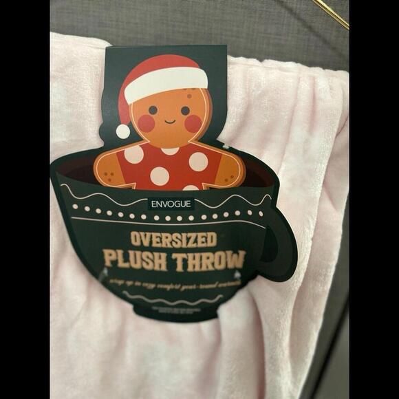 NEW Envogue Christmas Pink GINGERBREAD VILLAGE Super Soft Throw Blanket-NWT - Picture 3 of 4